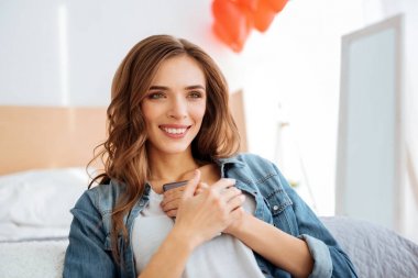 Parlak kız hoş iletiyi okuduktan sonra onun smartphone kucaklayan