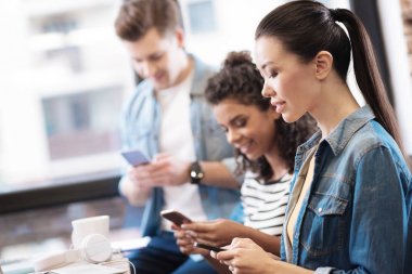 Oturma ve telefonunu kullanarak mutlu kız