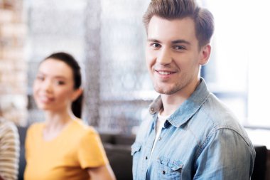 Gülümseyen yakışıklı kara gözlü genç adam