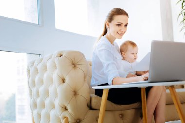 Evde çalışırken neşeli anne arıyorum memnun