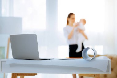 Bir tablo üzerinde modern uygun dizüstü duran