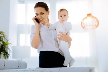 Genç anne, eser dahil olmak