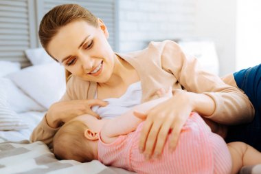 Mutlu sakin anne emzirme sevgili küçük çocuğunu