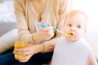 Sevimli küçük çocuk yiyecekleri reddetme