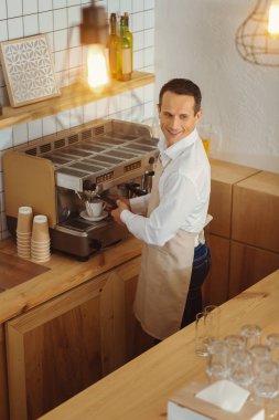 Kahve yapma mutluluk pozitif adam