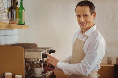 Neşeli profesyonel barista kahve hazırlama