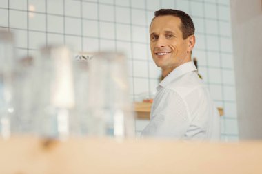 gülümseyerek mutlu bir yakışıklı adam