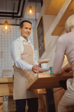 Brunch hizmet veren mutluluk neşeli garson