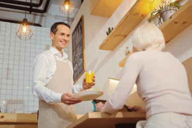 Pozitif neşeli adam onun müşteri arıyor