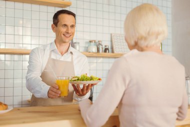 Kasada duran memnun iyi adam