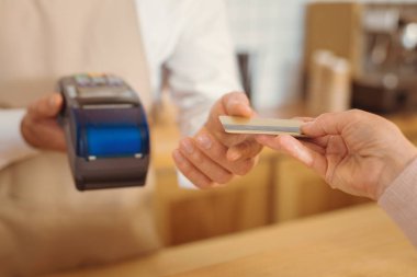 Seçici odak kredi kartı ödeme için verilen varlık