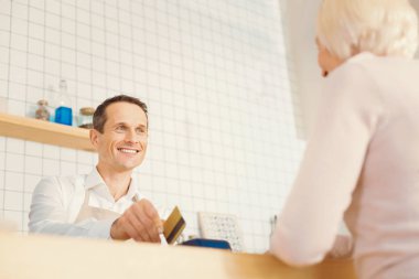 Bir sigara nakit ödeme yapmadan mutlu pozitif adam