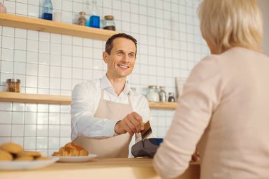 Kasada duran pozitif neşeli adam