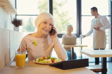 Mutlu neşeli kadın arama yapma