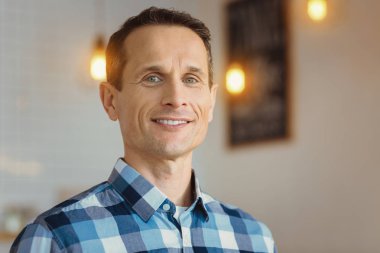 Neşeli mutlu adam sana bakmak