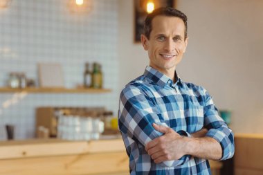 Mutlu duygu hoş yakışıklı adam