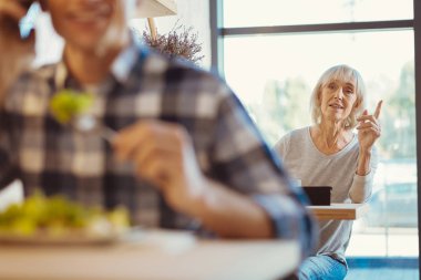 Güzel yaşlı kadın garson çağırma