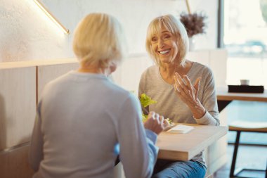 Onların öğle yemeği zevk memnun pozitif kadın