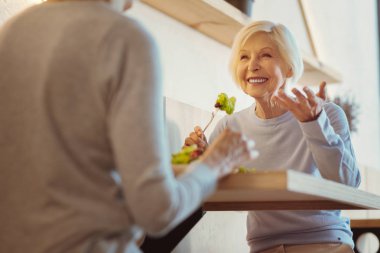 Onun arkadaşı ile bir toplantı mı memnun kadın kıdemli