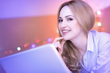 Coşkulu Bayan onu laptop çalışma