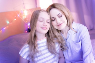 İlham anne ve kızı sarılma ve rüya