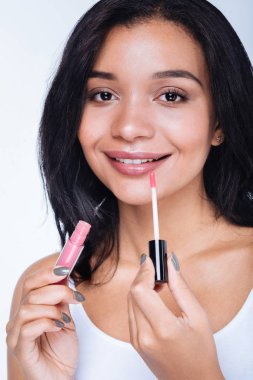 kadın bir dudak parlatıcısı ile poz