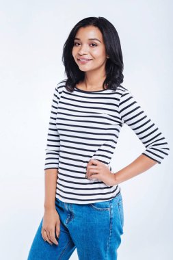 Çizgili kazak büyüleyici kadın 