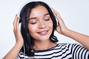 Kulaklıkla müzik dinleyen kadın. 