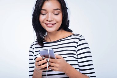 müzik telefonunda kadın