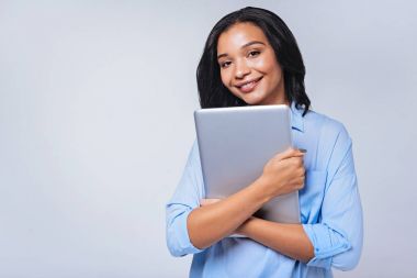 laptop için göğsüne basarak kadın