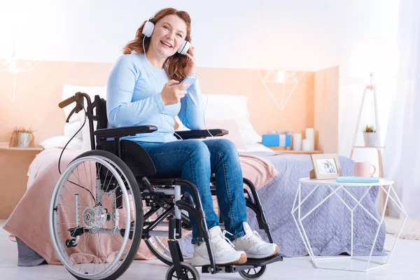 Mujer discapacitada escuchando música — Foto de Stock