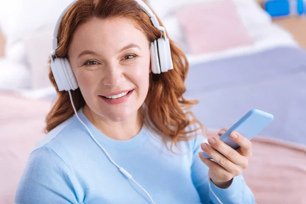 Mujer bonita feliz escuchando música —  Fotos de Stock