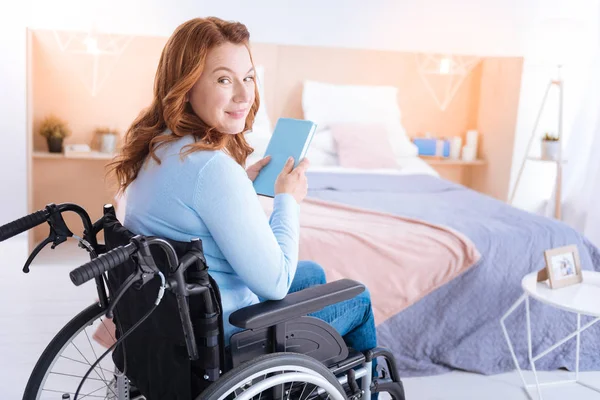 Mujer discapacitada sosteniendo un libro — Foto de Stock