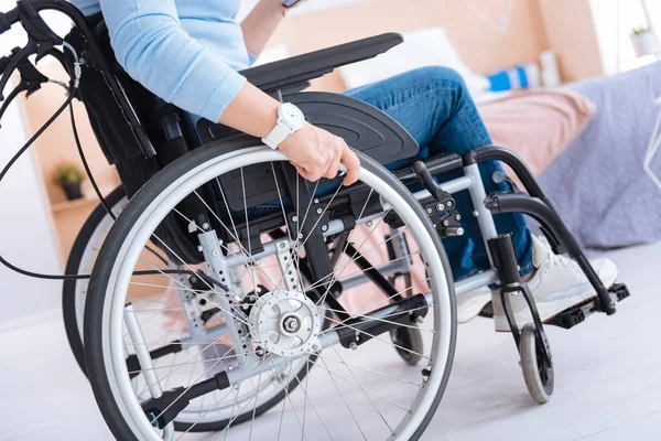 Άτομα με ειδικές ανάγκες γυναίκα που κάθεται σε αναπηρικό αμαξίδιο — Φωτογραφία Αρχείου