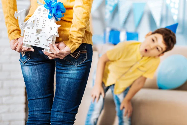 Jongetje gissen verjaardagscadeau van zijn moeder — Stockfoto