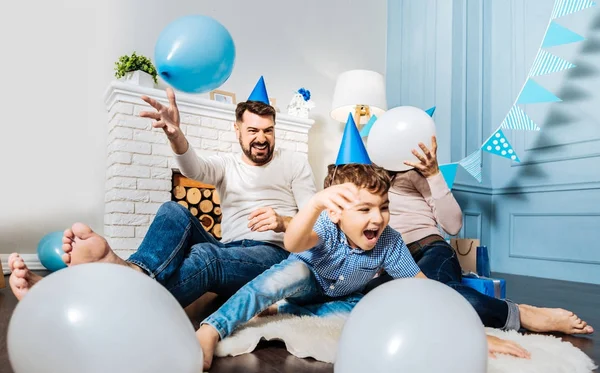 Семья веселится с воздушными шарами — стоковое фото