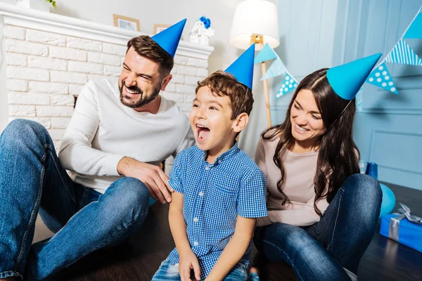 Familie optimistă în pălării de partid râzând împreună — Fotografie, imagine de stoc