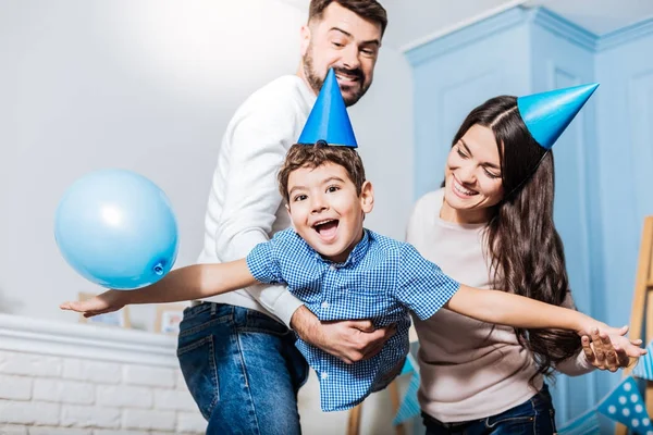 Pai amoroso carregando seu filho em seus braços — Fotografia de Stock