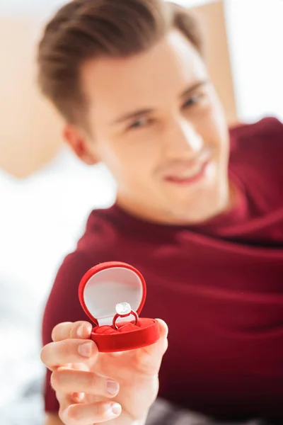 Sonriente millennial chico mostrando hermosa propuesta anillo en la cámara —  Fotos de Stock