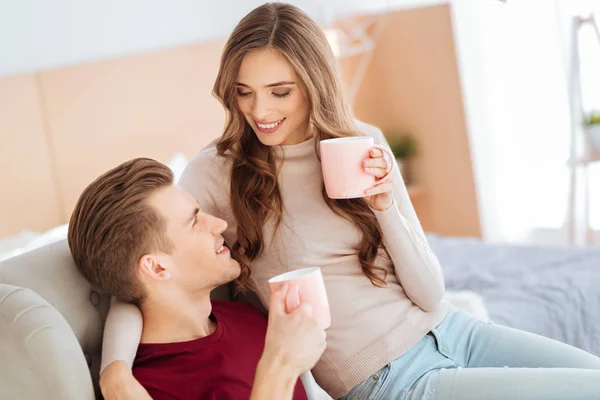 Cheio de amor namorada e namorado bebendo chá em casa — Fotografia de Stock