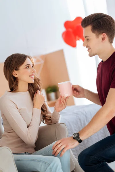 Menina e menino harmoniosos desfrutando de uma conversa agradável — Fotografia de Stock