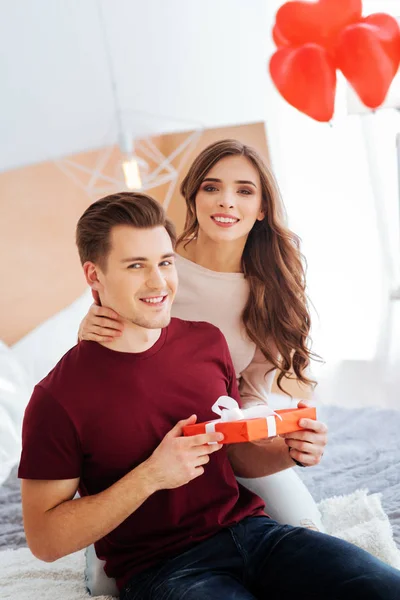 Casal harmonioso celebrando o dia de São Valentim em conjunto — Fotografia de Stock