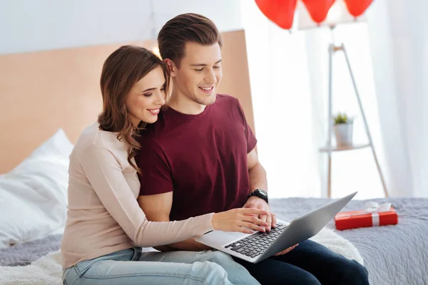 Romantický pár spolupracovat na notebooku — Stock fotografie