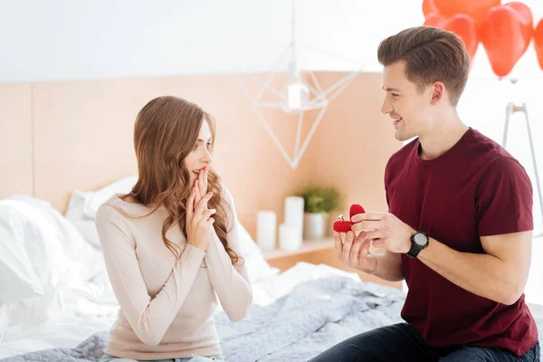 Amar novio haciendo propuesta en casa — Foto de Stock