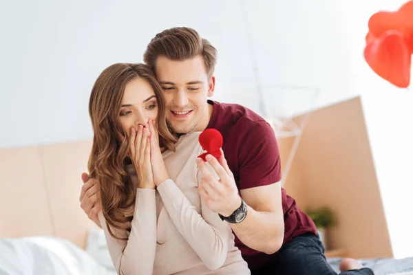 Verbaasd vriendin kijken voorstel ring gehouden door vriendje — Stockfoto