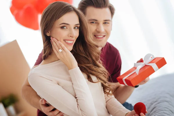 Extremadamente feliz pareja posando para la cámara después de propuesta — Foto de Stock