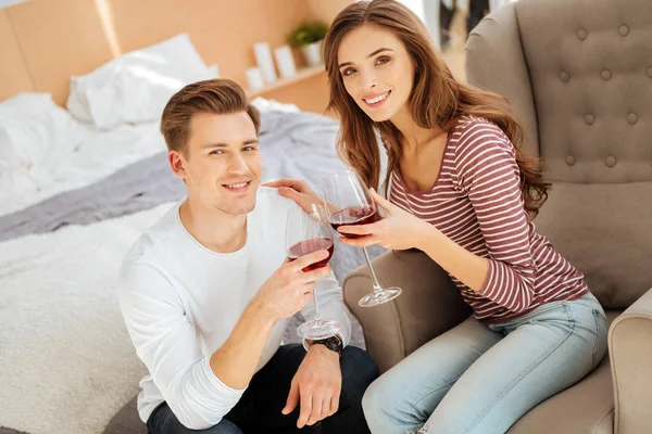 Ontzettend blij jonge vrouw en man drinken van rode wijn — Stockfoto