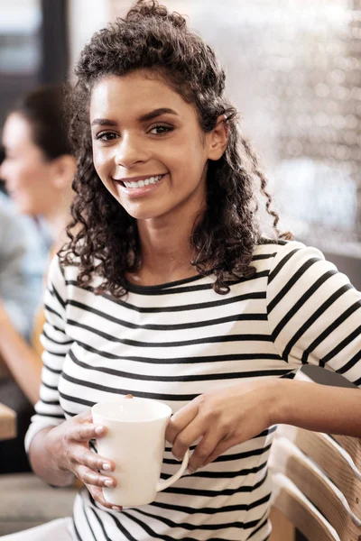 Menina feliz bonita segurando um copo — Fotografia de Stock