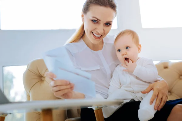 Slimme moeder ontwikkelen van haar kind met speciale kaarten — Stockfoto