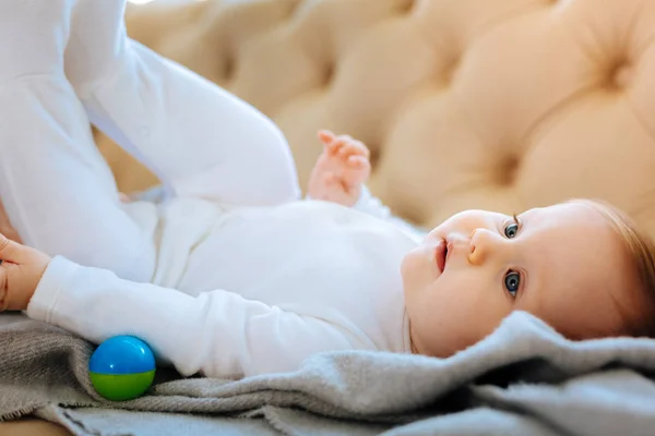 Rustige kleine baby op zoek zeer rustig — Stockfoto